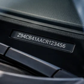 VIN код автомобиля под лобовым стеклом